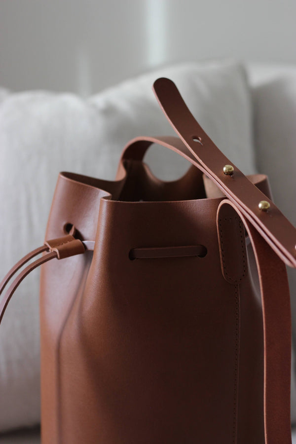 Detailansicht der cognacfarbenen Bucket Bag mit runder Silhouette