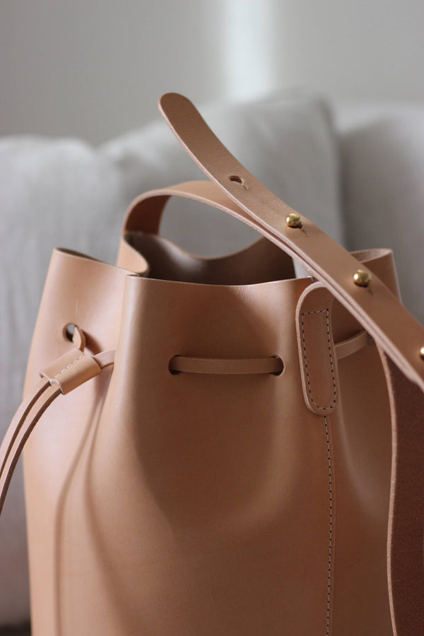 Detailansicht der naturfarbenen Bucket Bag mit runder Silhouette