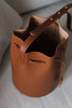 Draufsicht auf die geöffnete braune Bucket Bag mit großzügigem Innenraum