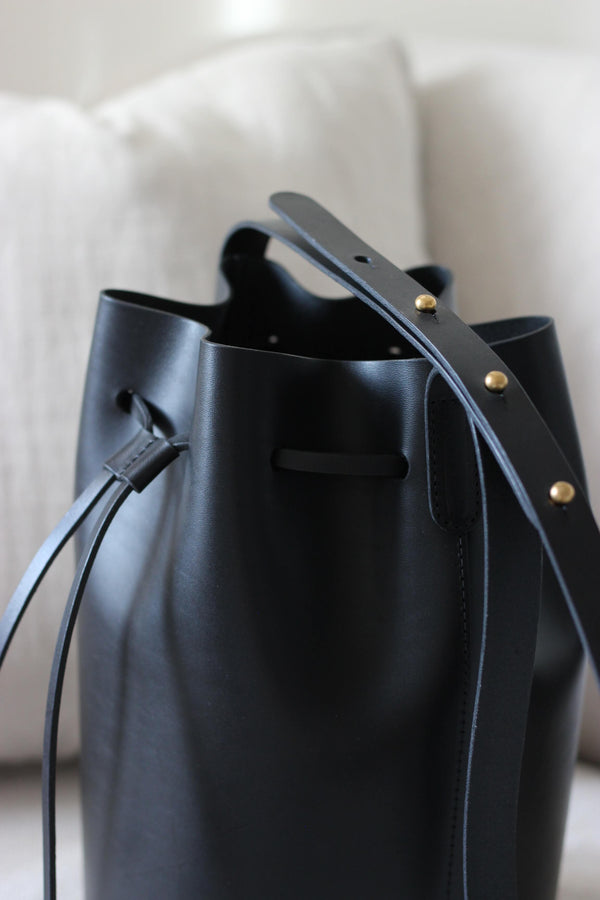 Detailansicht der schwarzen Bucket Bag mit runder Silhouette