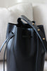 Detailansicht der schwarzen Bucket Bag mit runder Silhouette