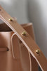 Detailaufnahme des Lederriemens mit Messing-Patronenverschlüssen