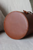 Detailansicht des runden Bodens der braunen Bucket Bag