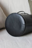 Detailansicht des runden Bodens der schwarzen Bucket Bag