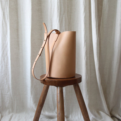 Round leather bucket bag natural
