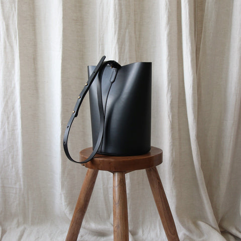 Round leather bucket bag black