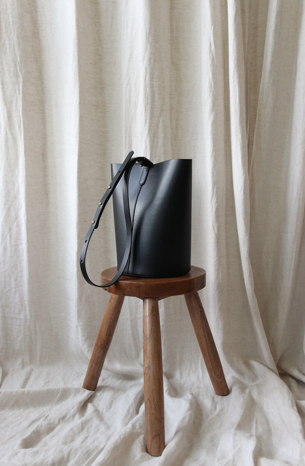 Round leather bucket bag black