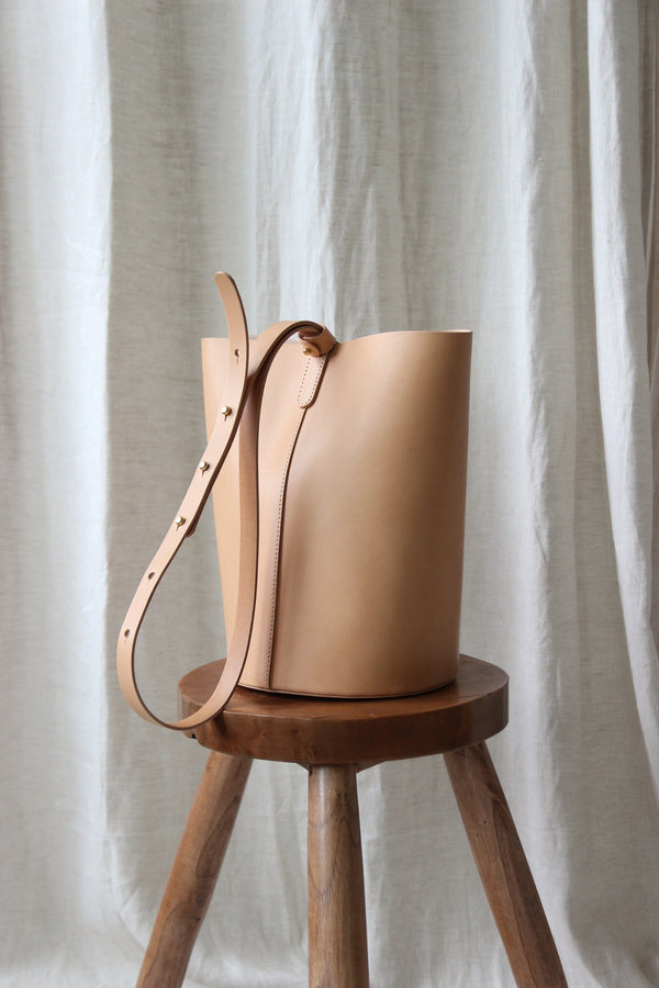 BUCKET BAG Lederhandtasche Nude